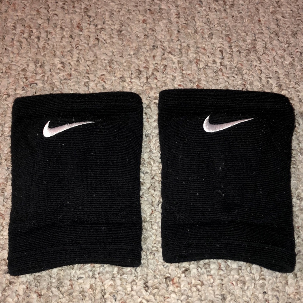 BLACK NIKE VOLLEYBALL KNEEPADS